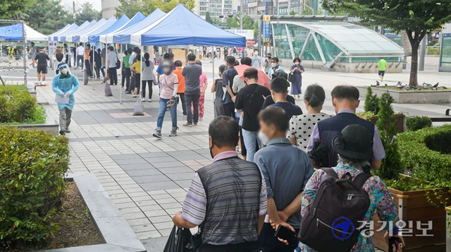 코로나19 신규 확진자가 2,223명을 기록한 11일 오전 성남시 야탑역 임시선별진료소에서 검사를 받으려는 시민들이 줄지어 순서를 기다리고 있다. 윤원규기자