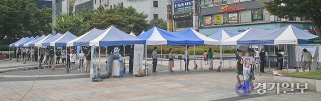 코로나19 신규 확진자가 2,223명을 기록한 11일 오전 성남시 야탑역 임시선별진료소에서 검사를 받으려는 시민들이 줄지어 순서를 기다리고 있다. 윤원규기자