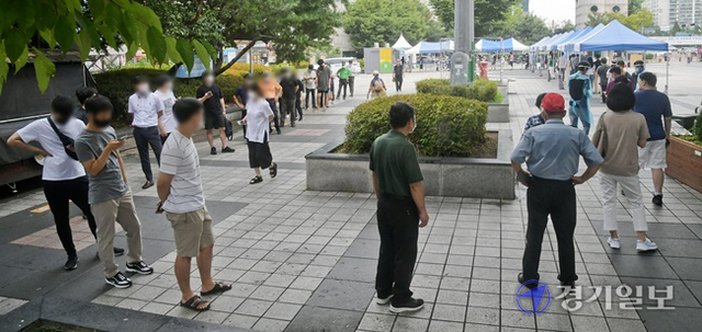 코로나19 신규 확진자가 2,223명을 기록한 11일 오전 성남시 야탑역 임시선별진료소에서 검사를 받으려는 시민들이 줄지어 순서를 기다리고 있다. 윤원규기자
