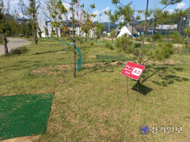 안양 박달동 안양새물공원에 파크골프장이 들어서자 인근 광명지역 일부 아파트단지 주민들이 반발하고 있다. 사진은 안양새물공원 조경시설에 설치된 파크골프장 A코스 모습. 노성우기자