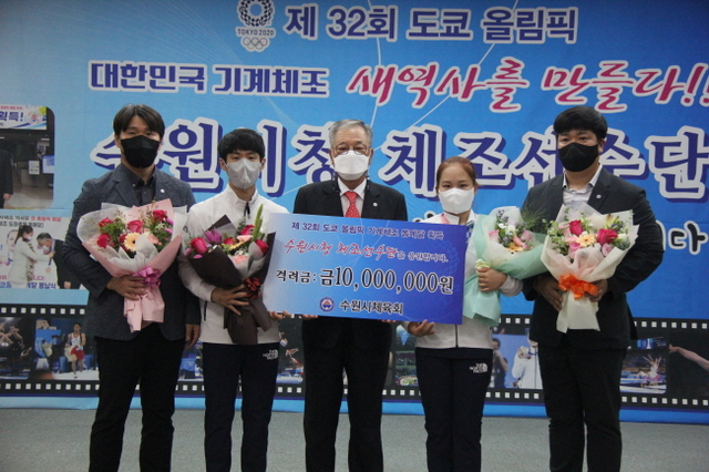 12일 대회의실서 2020 도쿄올림픽서 동메달을 획득한 체조선수단을 격려한 뒤 기념촬영을 하고 있다. (왼쪽부터) 김성만 수원시청 감독, 양학선 선수, 박광국 수원시체육회장, 여서정, 홍철 코치.수원시체육회 제공