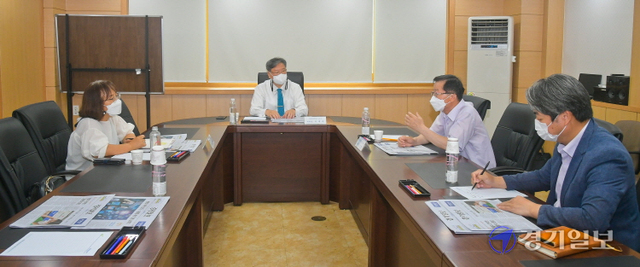12일 오전 경기일보사 소회의실에서 열린 독자권익위원회 8월 회의에서 위원들이 최근 보도된 본보 기사 관련 의견을 밝히고 있다. 윤원규 기자
