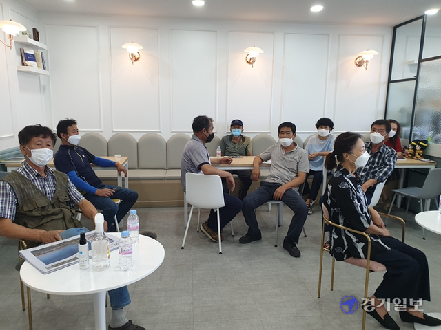 13일 오전 양성면 산업단지 내 토지주 10여 명이 김보라 시장실을 점거한 후 시장 실 옆 휴계실에 모여 있다.