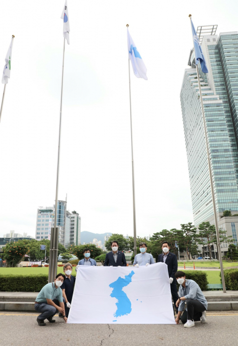 8월 한달간 안양시청사 국기게양대에 태극기와 한반도기가 나란히 게양된다.(사진=안양시 제공)