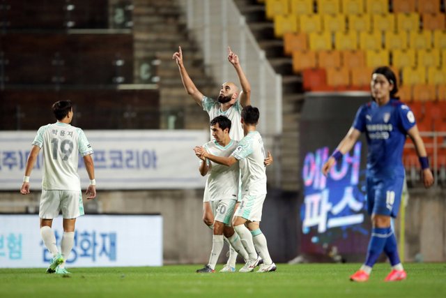 14일 오후 수원월드컵경기장에서 열린 수원 삼성과 성남FC의 '하나원큐 K리그1 2021' 25라운드 경기서 성남 공격수 뮬리치가 후반 막판 결승골을 터뜨린 뒤 동료들과 골 세리머니를 하고 있다. 한국프로축구연맹 제공