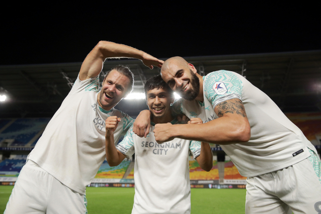 성남FC 뮬리치(오른쪽)가 14일 오후 수원월드컵경기장서 열린 수원 삼성과의 '하나원큐 K리그1 2021' 25라운드 경기서 2대1로 승리한 뒤 팀의 외국인 선수 리차드(왼쪽), 이스칸데로프와 기념촬영을 하고 있다_한국프로축구연맹 제공
