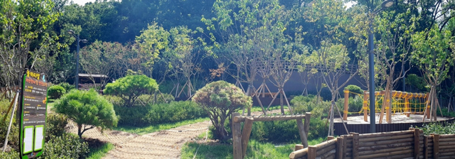 부천시는 심곡본동 정명약수터 일원에 자연친화적 산림형 어린이공원을 개방했다. 사진은 정명약수터 어린이공원. 부천시 제공