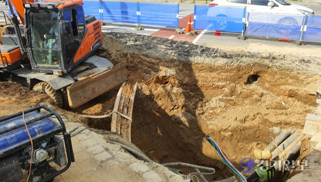 지난달 11일 오후 5시께 부천 옥길동 790번지 일대 횡단보도에 하수관 파손으로 발생한 대형 싱크홀 현장. 김종구기자
