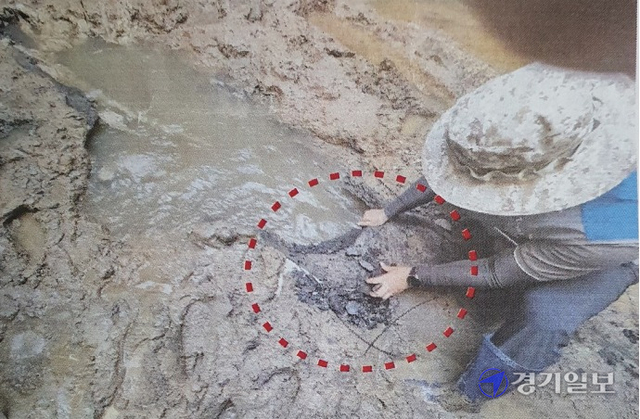 부천 옥길지구 하수관로에 대한 시험터파기에서 발견된 부식되고 균열이 간 하수관로. 김종구기자