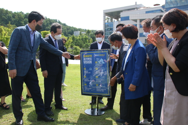 16일 의정부에 있는 경기도청 북부청사를 찾은 정세균 전 국무총리가 경기 북부지역 발전을 위한 플랜을 설명하고 있다./사진제공=미래경제캠프