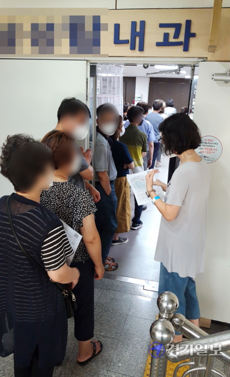 만 50~54세 국민에 대한 백신 1차 접종이 시작된 16일 오후 수원시내 한 병원에서 접종 대상자들이 차례를 기다리고 있다. 김시범기자