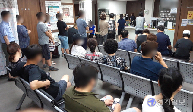 만 50~54세 국민에 대한 백신 1차 접종이 시작된 16일 오후 수원시내 한 병원에서 접종 대상자들이 차례를 기다리고 있다. 김시범기자