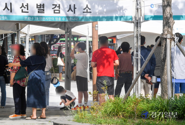 광복절 연휴 마지막날인 16일 오전 인천 부평구 코로나19 부평역 임시선별검사소에서 가족단위 검사자들이 길게 늘어선 채 순서를 기다리고 있다. 장용준기자