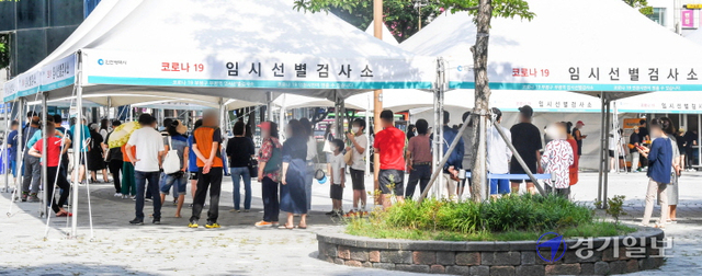 광복절 연휴 마지막날인 16일 오전 인천 부평구 코로나19 부평역 임시선별검사소에서 가족단위 검사자들이 길게 늘어선 채 순서를 기다리고 있다. 장용준기자