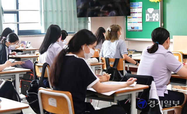 17일 오전 용인시 서원고등학교에서 2학기 개학을 맞아 등교한 고3 수험생들이 1교시 수업을 준비하고 있다. 조주현기자