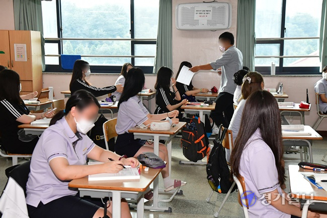 17일 오전 용인시 서원고등학교에서 2학기 개학을 맞아 등교한 고3 수험생들이 7월 모의고사 성적표를 배부받고 있다.조주현기자