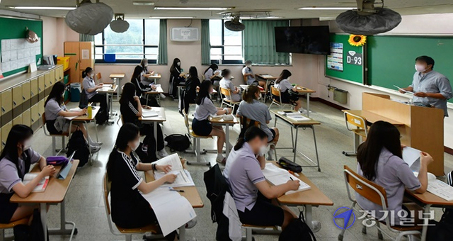 17일 오전 용인시 서원고등학교에서 2학기 개학을 맞아 등교한 고3 수험생들이 1교시 수업을 준비하고 있다. 조주현기자