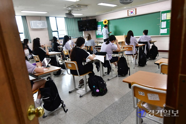 17일 오전 용인시 서원고등학교에서 2학기 개학을 맞아 등교한 고3 수험생들이 1교시 수업을 준비하고 있다. 조주현기자