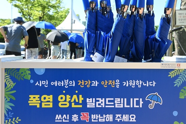 수원시 권선구보건소에 설치된 임시선별검사소에서 시민들이 검사를 위해 대기하고 있다. 수원시 제공