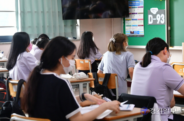 17일 오전 용인시 서원고등학교에서 2학기 개학을 맞아 등교한 고3 수험생들이 1교시 수업을 준비하고 있다. 조주현기자