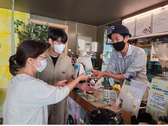 수원YWCA는 수원시 행궁동 상인회와 함께 기후위기 대응 실천행동 온라인 캠페인을 진행하고 있다. 시계방향으로 수원YWCA자원활동가, 행궁동 청년상인회 윤민식회장, 화성행궁 맛촌상인회 표수훈회장.
