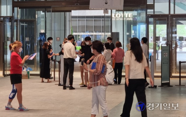롯데백화점 동탄점 개장 첫날 수천여명의 인파가 몰렸지만 코로나19 발열체크와 사회적 거리두기 등이 이뤄지지 않는 등 허술한 방역체계를 드러냈다. 사진은 QR코드 등록 및 출입명부 작성만 이뤄지고 발열체크는 이뤄지고 있지 않는 출입구 모습. 김영호기자