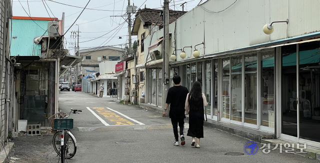 18일 오후 평택역 인근 성매매 집결지(일명 쌈리) 일대가 한산한 모습을 보이고 있다. 경기지역 성매매집결지가 잇따라 폐쇄되는 가운데 쌈리도 본격적인 폐쇄 작업이 시작되면서 업소들이 속속 영업을 중단하고 있다.  김시범기자