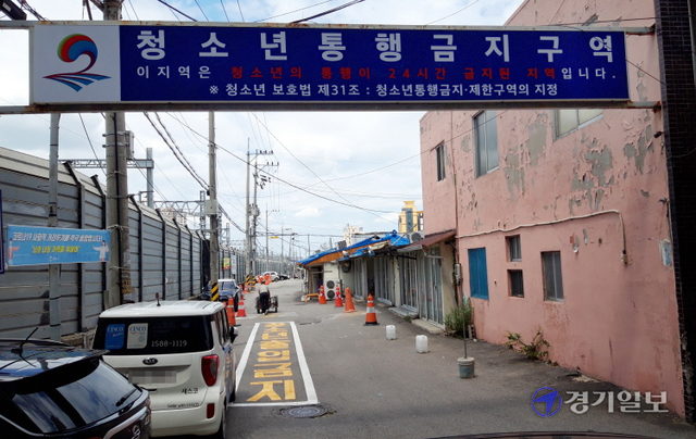 18일 오후 평택역 인근 성매매 집결지(일명 쌈리) 일대가 한산한 모습을 보이고 있다. 경기지역 성매매집결지가 잇따라 폐쇄되는 가운데 쌈리도 본격적인 폐쇄 작업이 시작되면서 업소들이 속속 영업을 중단하고 있다.  김시범기자