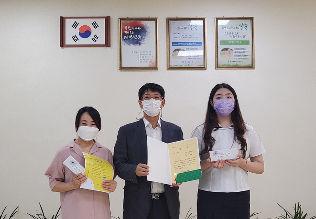 동두천양주교육지원청이 주관한 ‘2021 학생이 들려주는 배움성장이야기, 우리 선생님의 좋은 수업을 소개합니다’ 공모전에서 김서현(양주 덕정중 1)ㆍ백은혜(동두천고 3) 학생이 각각 중ㆍ고등부 최우수상에 선정됐다.