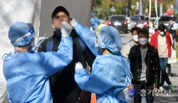 국내 코로나19 신규 확진자 수가 700명을 기록한 8일 오후 경기도의료원 수원병원 선별진료소에서 시민과 외국인 근로자 등이 검사를 받고 있다. 코로나19 확산세가 거세지면서 정부는 내주부터 적용할 ‘사회적 거리두기’ 조정안을 9일 발표할 예정이다. 김시범기자
