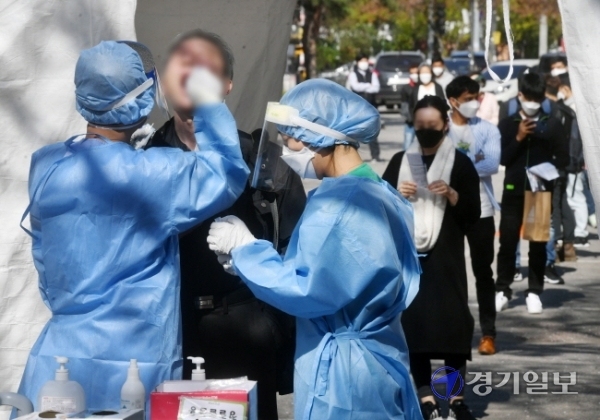 국내 코로나19 신규 확진자 수가 700명을 기록한 8일 오후 경기도의료원 수원병원 선별진료소에서 시민과 외국인 근로자 등이 검사를 받고 있다. 코로나19 확산세가 거세지면서 정부는 내주부터 적용할 ‘사회적 거리두기’ 조정안을 9일 발표할 예정이다. 김시범기자