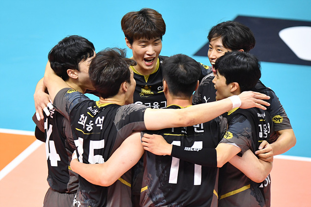 ‘2021 의정부ㆍ도드람컵 프로배구대회’ 결승에 진출한 안산 OK금융그룹 선수들. 한국배구연맹 제공