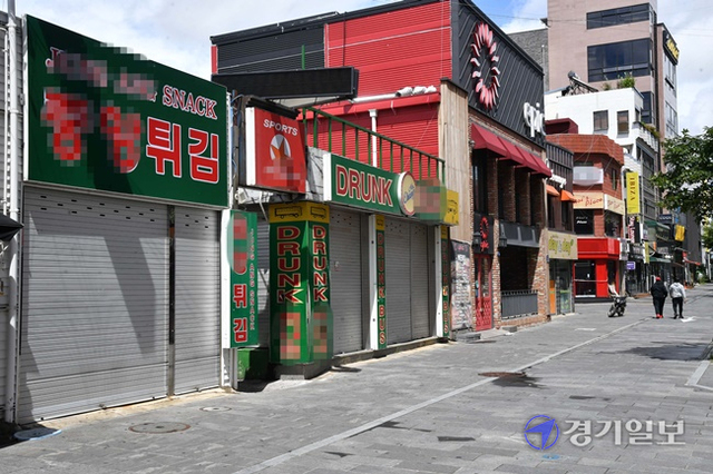 21일 오후 평택시 캠프 험프리스 앞 로데오거리가 주말임에도 한산한 모습을 보이고 있다. 코로나19 확산으로 주한미군의 외출이 크게 줄면서 도내 미군기지 주변 상가들이 큰 어려움을 겪고 있다. 김시범기자