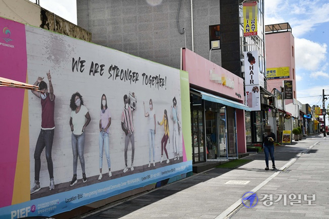 21일 오후 평택시 캠프 험프리스 앞 로데오거리가 주말임에도 한산한 모습을 보이고 있다. 코로나19 확산으로 주한미군의 외출이 크게 줄면서 도내 미군기지 주변 상가들이 큰 어려움을 겪고 있다. 김시범기자