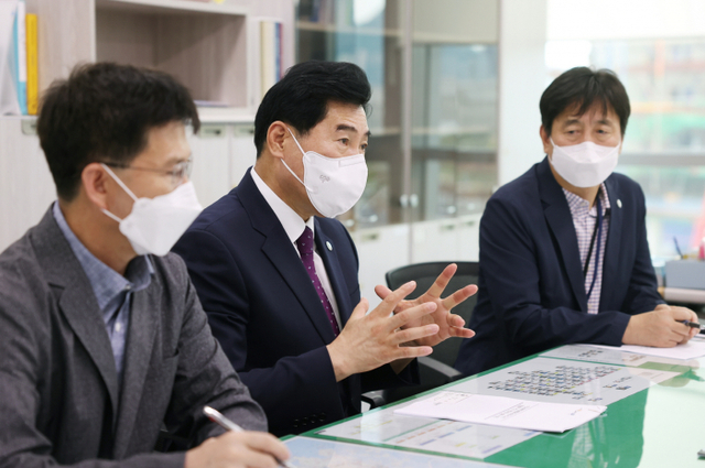 김상돈 의왕시장이 국토부를 방문, GTX-C노선의 의왕역 정차 협조를 요청하고 있다. 의왕시 제공