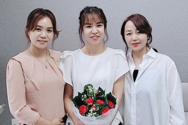 평화ㆍ통일로 가는 길-‘2021 같이 만들어 가는 희망의 가치 공모전’ 종합대상에 40대 일반부 팀 샌드레터가 차지한 가운데, (왼쪽부터)박영인씨, 박은진씨, 박은수씨 등이 기념촬영을 하고 있다.