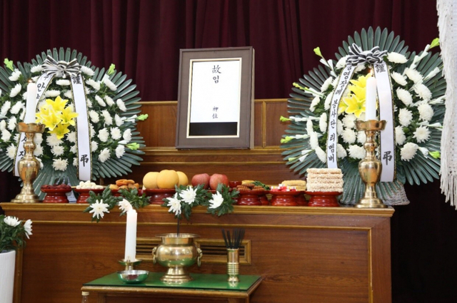 지난 20일 안양장례식장에서 안양시 공영장례봉사단 ‘리멤버’의 무연고자 공영장례식이 열리고 있다. 안양시 제공
