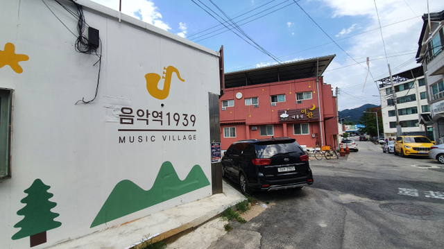 가평군이 추진한 음악역1939거리 간판개선사업이 최근 마무리됐다. 사진은 산뜻하게 정비된 음악역1939거리. 가평군 제공
