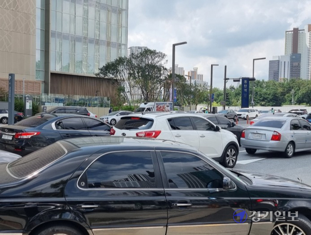 롯데백화점 동탄점 정식개장 첫날에도 허술한 방역은 지속됐다. 사진은 백화점 주차장 게이트 주변의 차량 정체 모습. 김영호기자