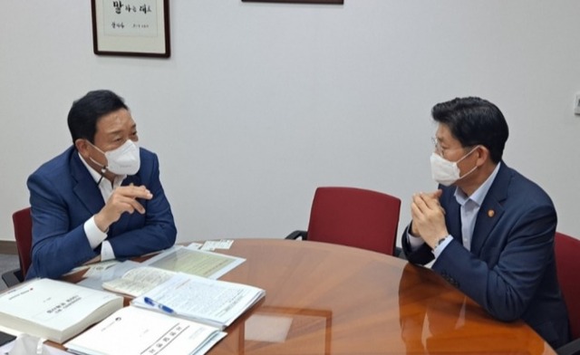 김선교 의원이 노형욱 국토교통부 장관과 여주, 양평지역 현안에 대해 논의하고 있다.