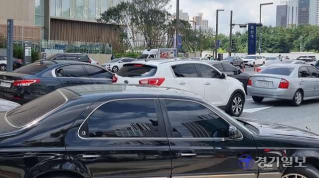 롯데백화점 동탄점 정식개장 첫날에도 허술한 방역은 지속됐다. 사진은 백화점 주차장 게이트 주변의 차량 정체 모습. 김영호기자