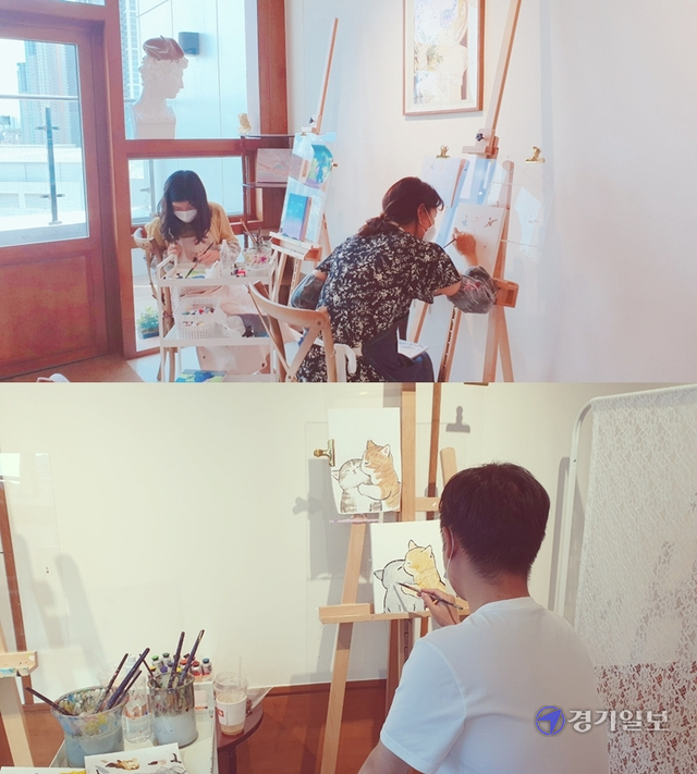 방문객들이 각자 원하는 도안을 활용해 캔버스에 스케치와 채색을 하고 있다.