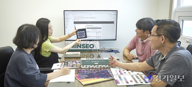 민서코팅플렉스 관계자들이 제품을 살펴보고 있는 모습