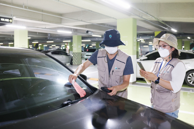 의왕시 체납관리단이 출범 2년여 만에 19억원대 체납세를 징수하는 등 성과를 거두고 있다. 사진은 체납관리단 활동 모습. 의왕시 제공
