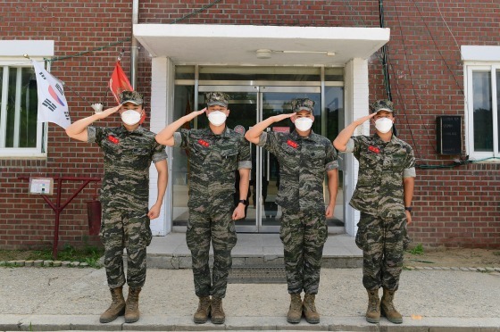 차량사고 현장을 목격하고 신속하게 시민을 구조한 해병대 제2사단 상승여단 장병들. 이재영 병장(왼쪽부터), 정영찬 하사, 박지민 병장, 오세도 일병. 해병대 제2사단 제공