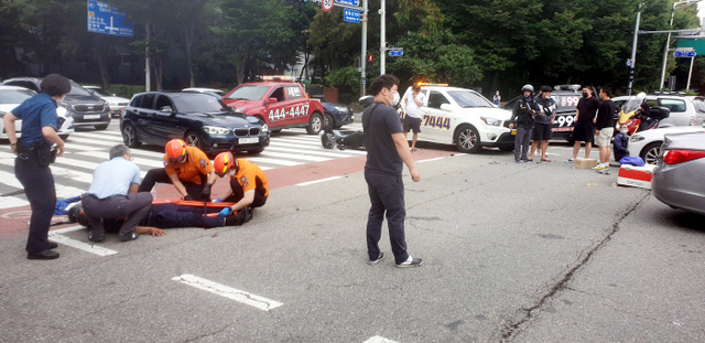 지난 25일 오후 4시50분께 안양의 한 사거리에서 승용차와 오토바이 2대가 충돌했다. 독자 제공