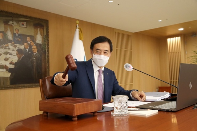 이주열 한국은행 총재가 26일 오전 서울 중구 한국은행에서 열린 금융통화위원회 본회의에서 의사봉을 두드리고 있다. 연합뉴스