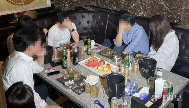 수도권 사회적 거리두기 4단계 적용에도 심야 ‘배짱영업’을 이어가던 유흥업소가 경찰의 단속에 적발되고 있다. 장희준기자