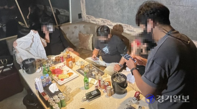일일 신규 확진자 수가 연일 네자릿 수를 기록하는 상황에서도 ‘배짱영업’을 이어가던 유흥업소가 경찰의 단속에 적발되고 있다. 장희준기자