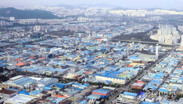인천시가 3개의 축을 중심으로 남동국가산업단지를 시민참여형 문화예술 소비공간과 상업공간으로 바꾸는 대개조 사업을 본격화한다. 사진은 29일 시가 산업문화공간 대개조 실행계획을 확정한 남동산단의 전경. 장용준기자